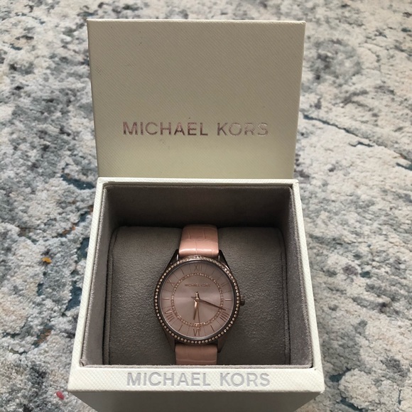 Micheal Kors Lauryn Analog Watch - Picture 11 of 11